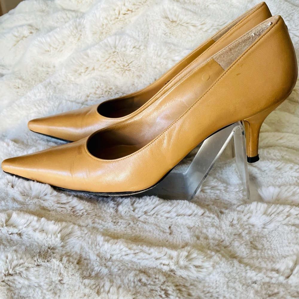 Stuart Weitzman Pointed Toe Kitten Heels 6 1/2 N